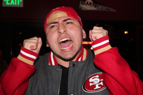 Admiradores de los 49ers Ven el Juego Mientras se les Escapa por Entre ...