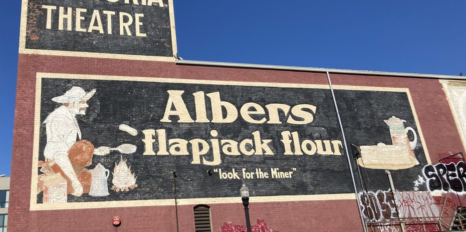 an old advertisement on the side of a building for flapjack flour