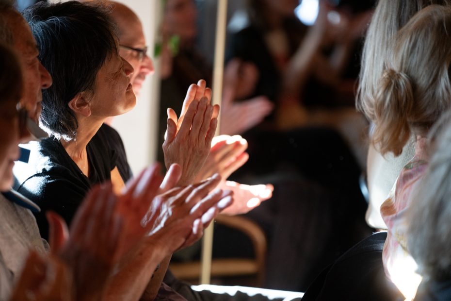 The crowd clapping at a forum with Joe Eskenazi and Congesswoman Barbara Lee