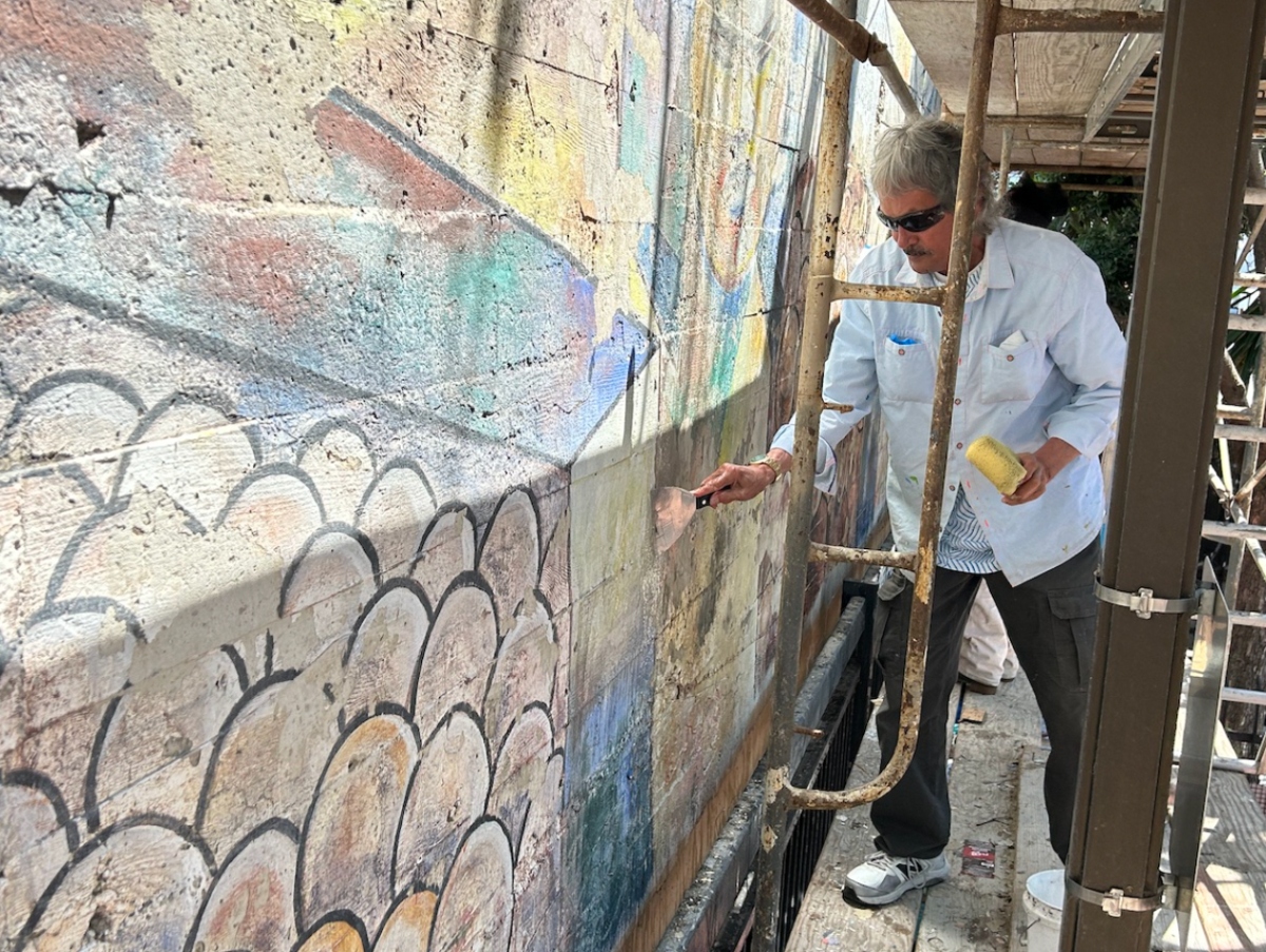 Andy Rios Muralist A los 76 años, Michael Ríos restaura su histórico mural de la calle 24 ...