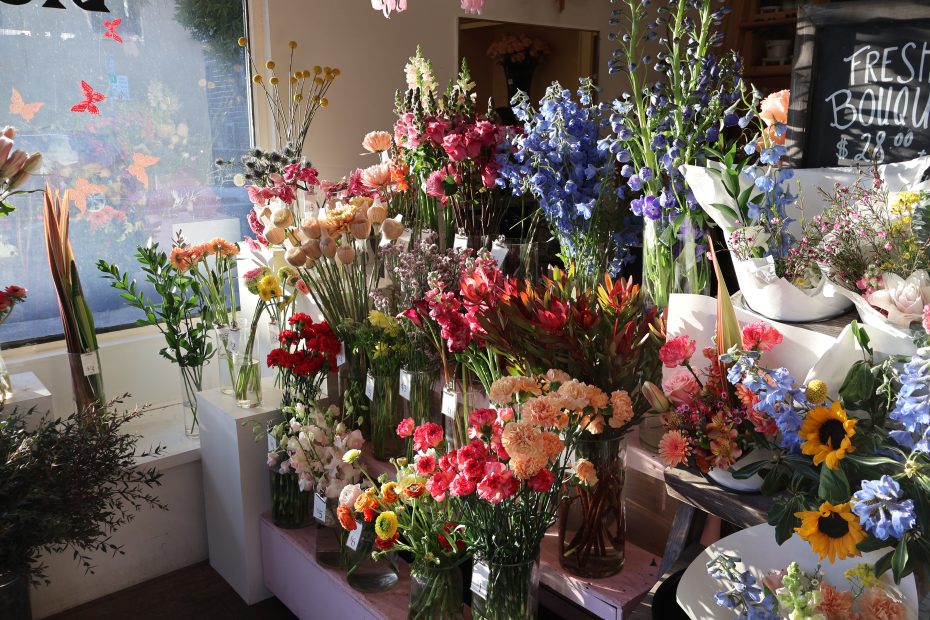 A bunch of flowers in a vase on the table.